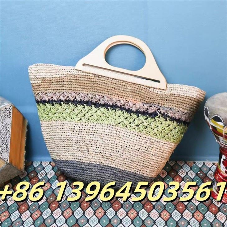 Raffia kézitáska fa fogantyúkkal
