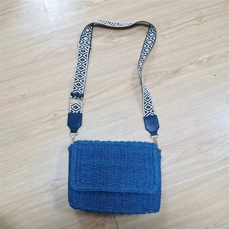 Kék Crossbody szalmazsák szalaggal