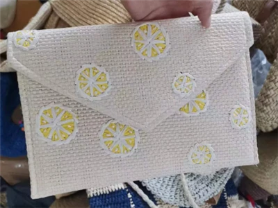 Papírhímzésű női kuplungtáska