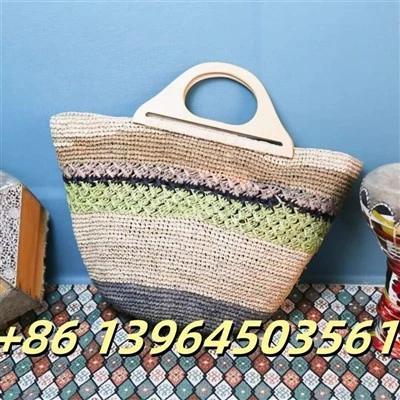 Raffia kézitáska fa fogantyúkkal